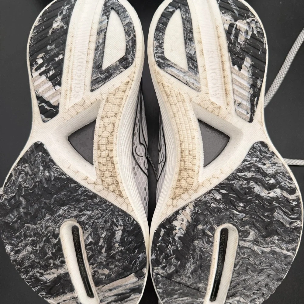 Carbon plate running shoes, only worn for 2 miles! - Picture 3 of 6